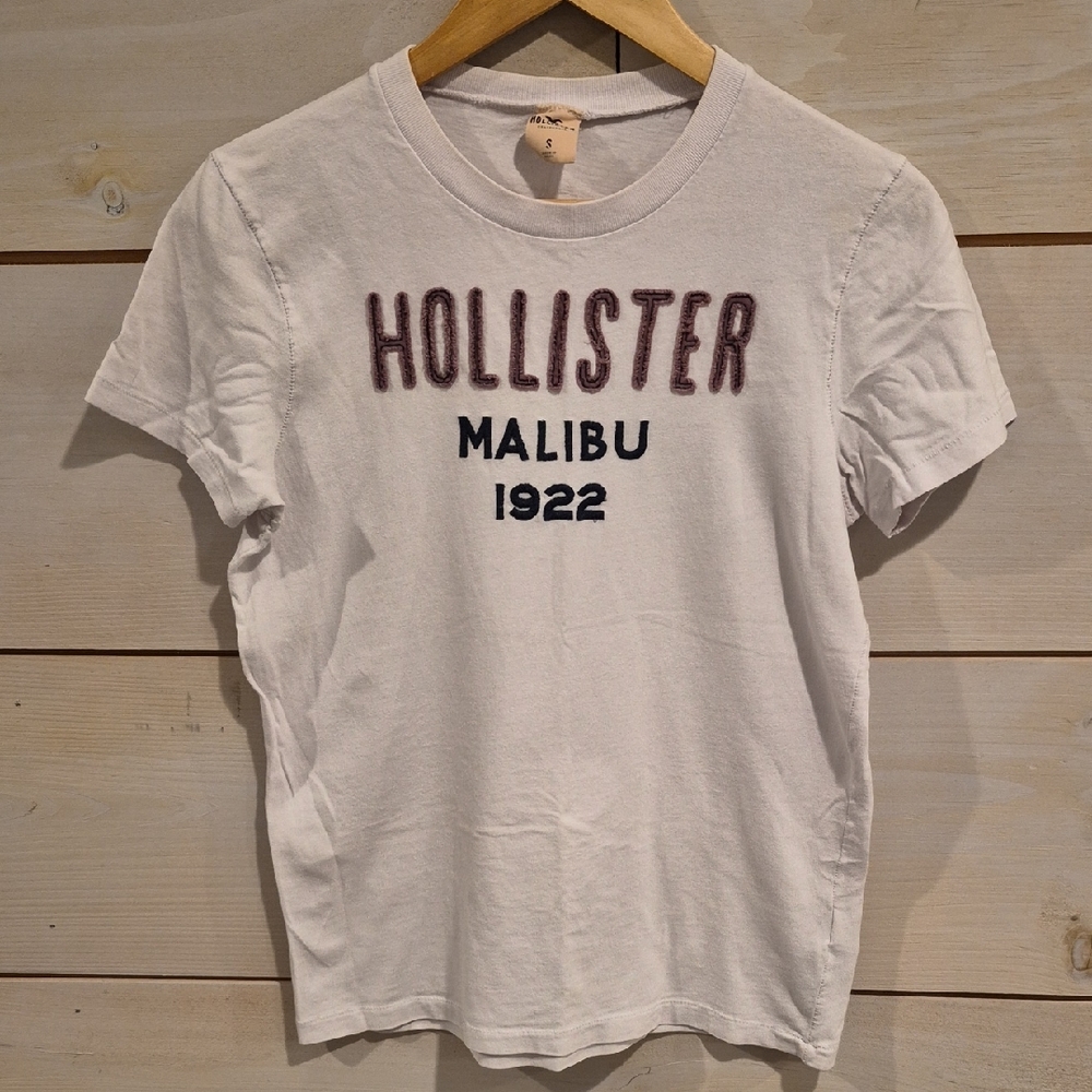 Hollister White Tee with Burgundy and Navy Logo SIZE S, Good Condition